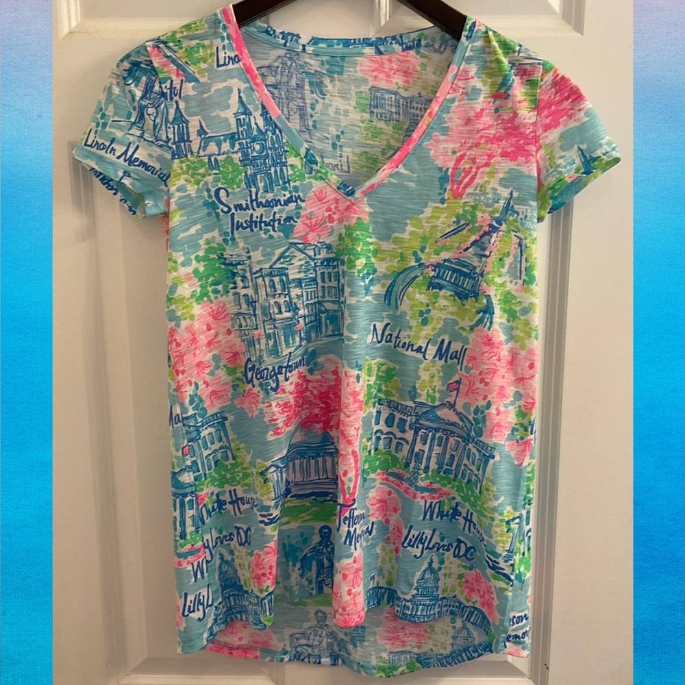 Lilly Pulitzer Etta V-Neck Tee - Lilly Loves D.C. - NWT - Size XXS - Picture 1 of 10
